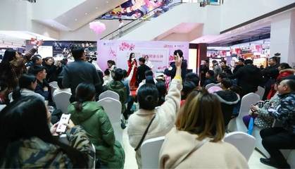 台州这个室内广场热闹了,一群女人围观,男士“生孩子”,还有.