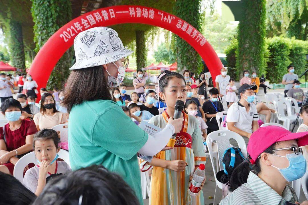 主持人现场连线福州科技馆眼健康分馆,进行线上互动讲解,科普问答,为
